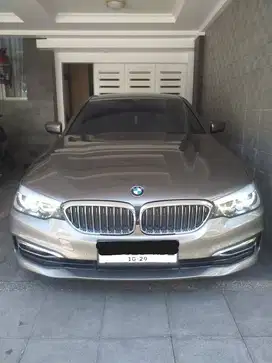 Dijual BMW 520i G30 tahun 2018 coklat metalik mulus