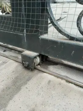 Teknisi pasang mesin autogate
