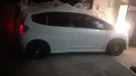 Dijual cepat 1 unit mobil Honda jazz RS matic 2010