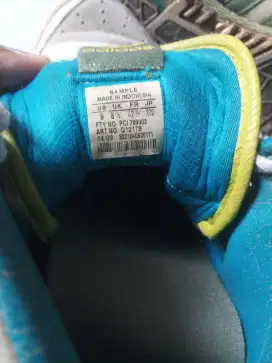 Sepatu basket Adidas