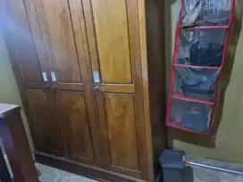 Lemari baju kayu minimalist