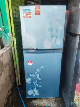 Kulkas sharp 2 pintu kondisi normal dingin beku siap pakai