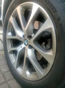 Velg BMW x5 ori bawaan ny r20 hanya mau di tuker tambah ya.