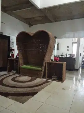 Kursi rotan bentuk hati
