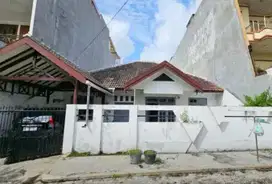 DIJUAL RUMAH HITUNG TANAH KUTISARI DEKAT PETRA