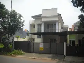 Rumah Di jalan besar Kencana Loka Raya BSD