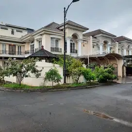 Dijual Rumah 3,5 Lantai Siap huni diHoek Royal residence Ujung Menteng