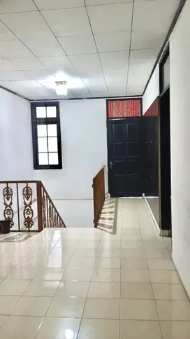 RUMAH CANTIK NYAMAN 2.5 LANTAI SARIJADI BANDUNG SHM
