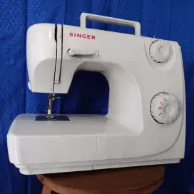 Mesin jahit portable merk Singer