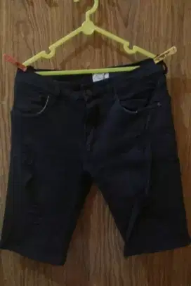 Preloved celana pendek jeans hitam sobek cowok