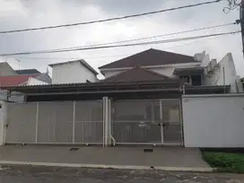 Dijual Rumah Manyar Tompotika 2 Lantai Row Jalan Lebar Bagus Terawat