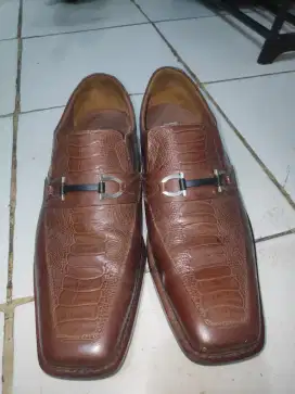 Sepatu kulit buaya asli