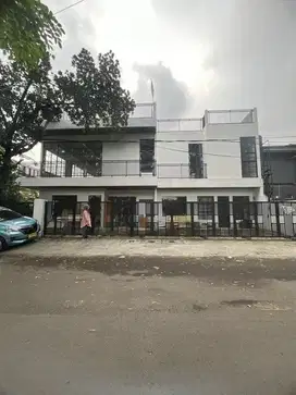 Rumah Hoek 2 Lantai di Tebet Mas Indah, Hanya 9 Menit ke Tol Tebet