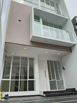 Dijual rumah baru 3.5 lantai di Janur Kuning Kelapa Gading