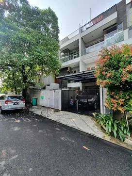 Rumah 3Lantai Cantik Semi furnish di Villa Pondok Indah Kebayoran Lama