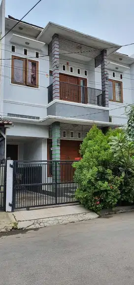 Disewakan Rumah 2 Lantai Bebas Banjir Bisa Untuk Kantor di Galaxy