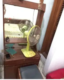 Meja rias set kursi bahan kayu tua masih bagus