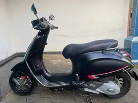 Vespa Sprint S 2021 hitam doff