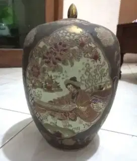 Guci Antik  guci cina ada tulisan antik dari tahun 1990 sale