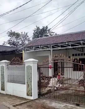 Di kontrakan rumah pertahun, di jatikramat
