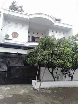 Jual Rumah murah 3 lantai siap huni strategis di Taman Kopo Indah 2