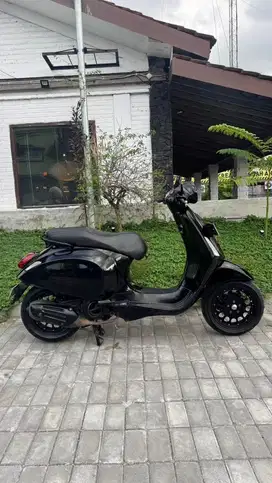 Vespa Primaver Nero Vulcano Black iGet 2016 PMK 2017 Good Condition