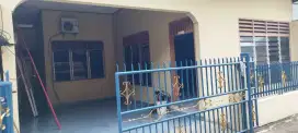 3 KT, 2 KM, 1 unit ac, garasi mobil, air pdam, listrik 1200 watt