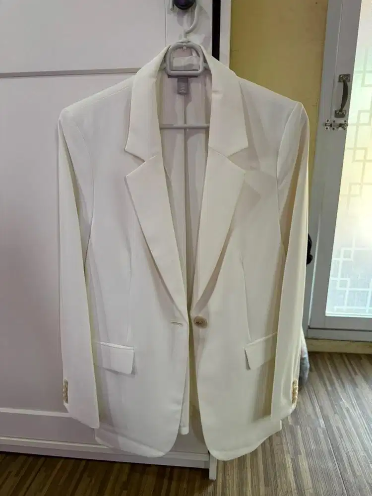Blezer hnm warna white lebih ke cream