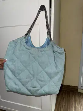 Tas warna biru merk charles and keith