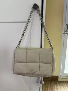 Tas warna white lebih ke cream merk hnm