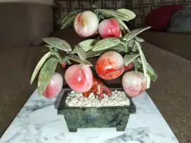 Pajangan batu pohon buah persik
