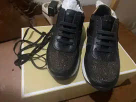 Sneaker wanita warna hitam