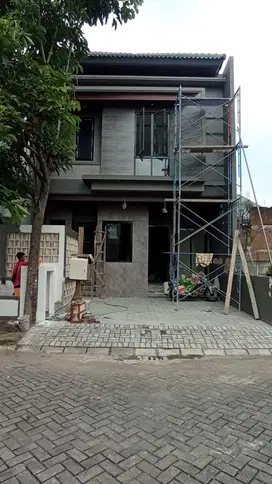 Minimalis Baru Gress di Kawasan Elit Dian Istana Surabaya Barat !!