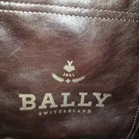 tas slempang merek bally