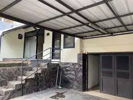 DIJUAL CEPAT RUMAH TERAWAT STRATEGIS DI JALAN UTAMA SARIJADI BANDUNG U