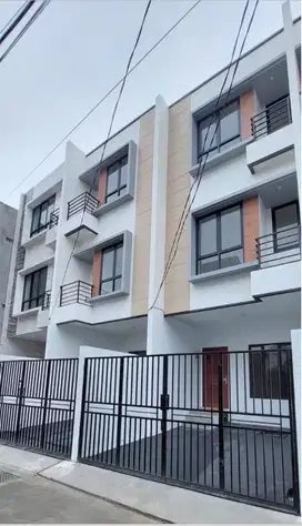 Dhyana rumah baru 3 lantai uk 3x11m hadap utara di tanjung duren