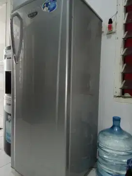 Lemari es toshiba