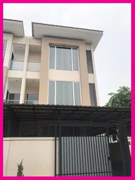 dhyana Rumah bagus murah harga BU di Durikepa 3 lantai