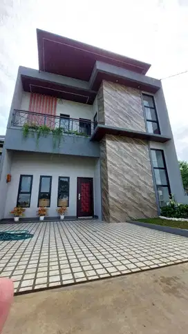 RUMAH MEWAH DUA LANTAI DI PUSAT KOTA