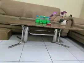 Meja ruang tamu