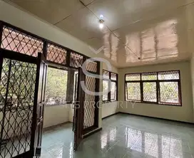 DISEWAKAN RUMAH NYAMAN DAN STRATEGIS DI SAYAP SUTAMI BANDUNG
