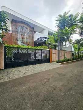 Rumah Permata Hijau Dijual. Dekat Senayan, bangunan baru + Pool. NEGO