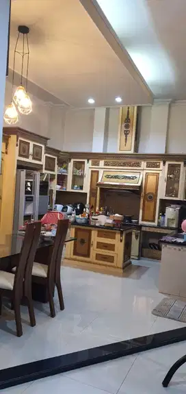 DHYANA RUMAH JELAMBAR UK 15x16m BANGUNAN BAGUS LOKASI KOMPLEK KAVLING