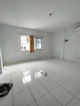 Dhyana rumah 3 lantai uk 4x14m daerah strategis di jelambar