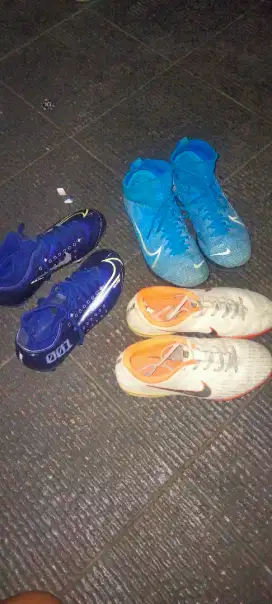 sepatu futsal dan sepatu bola