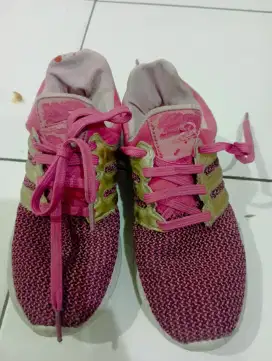 sepatu anak warna pink..