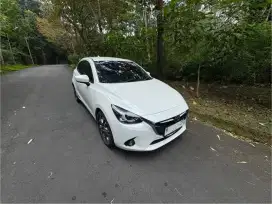 Mazda 2 GT skyactiv putih istimewa