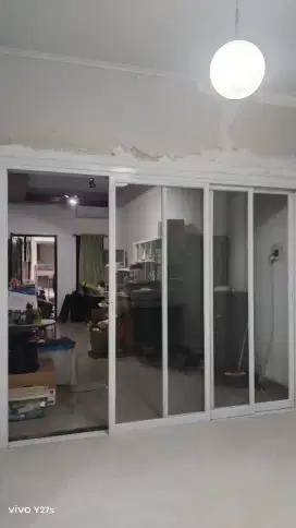 Pintu kaca sliding door 3 daun tumpuk satu sisi