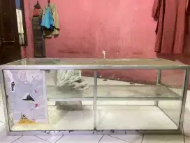 Etalase kaca bekas jualan