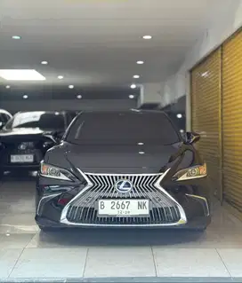Lexus ES300 Hybrid 2018 December Automatic Hitam Metalik Vieta Motor